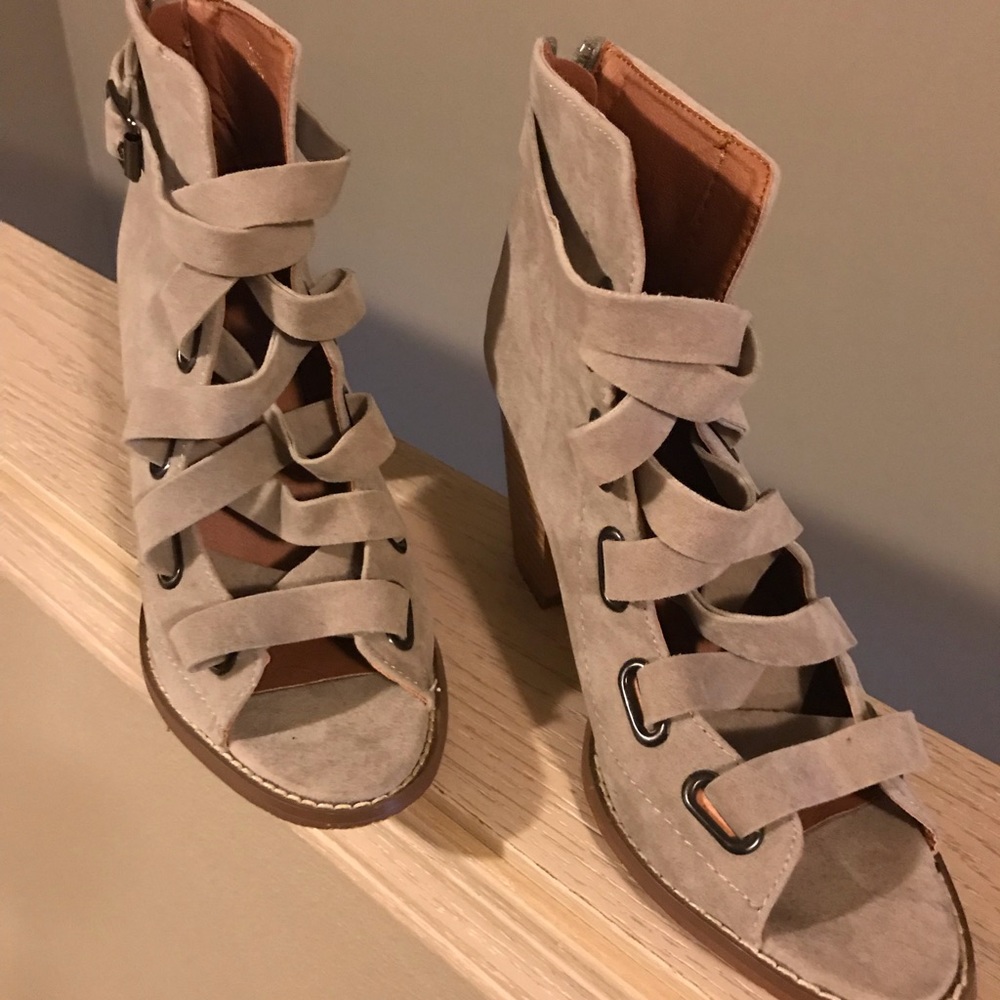 Yoki 7.5 block heel shoes. Only worn inhouse once.